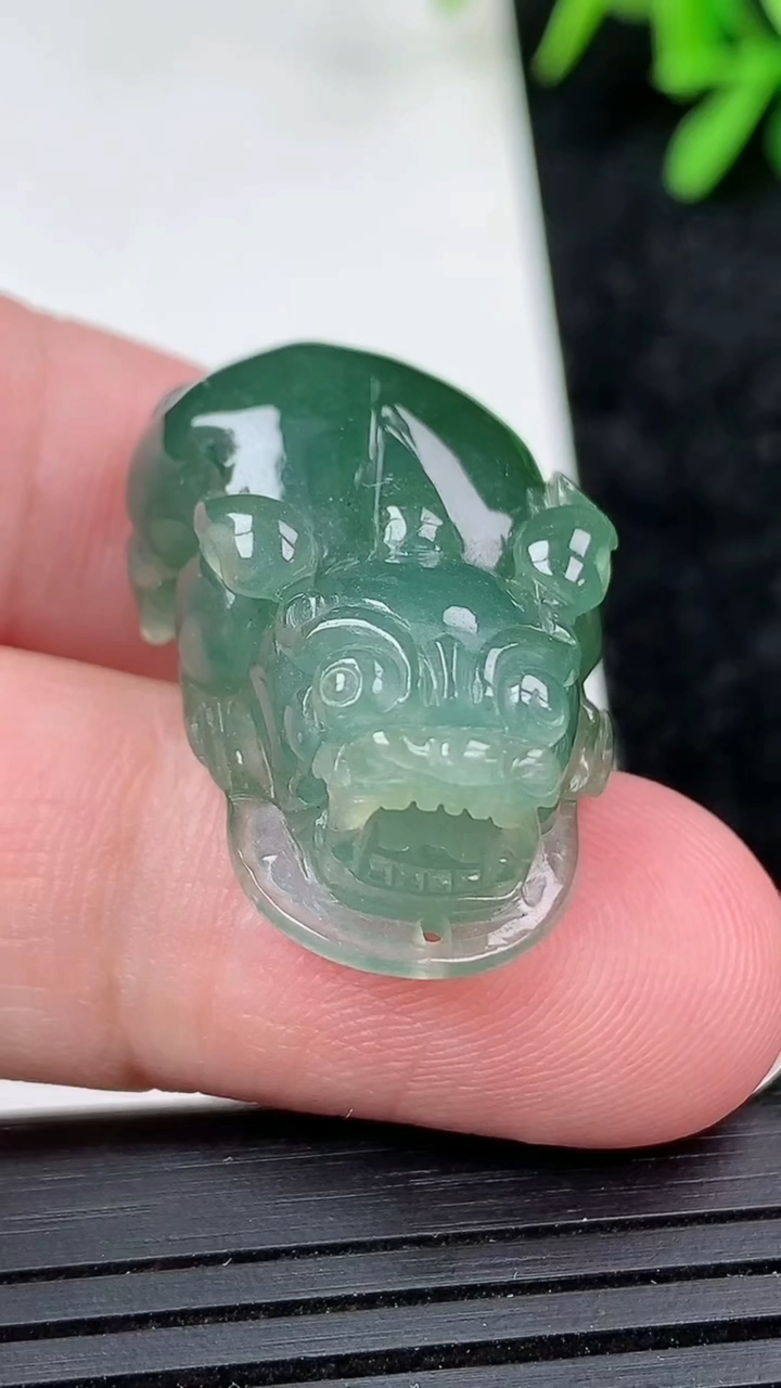 天然A货翡翠貔貅吊坠尺寸30.8-17.5-11.8重量:13.43g
3月15日