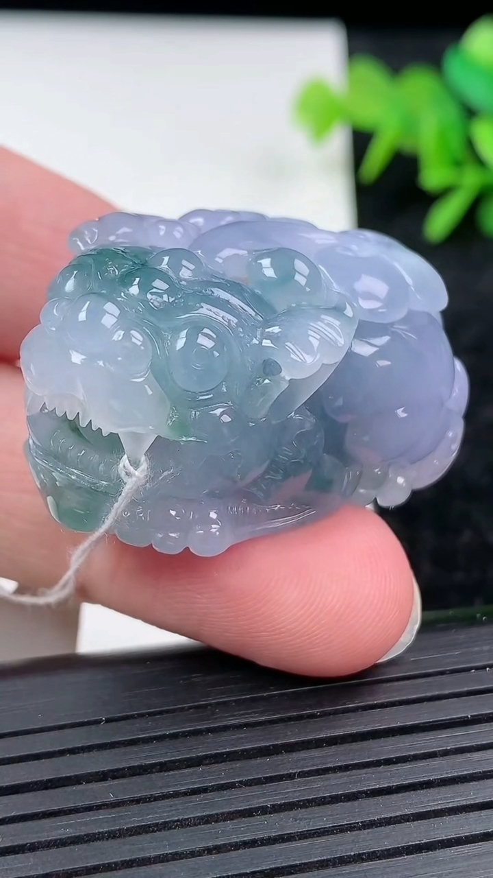 天然A货翡翠紫罗兰飘花貔貅吊坠尺寸41.3-23.6-21重量:43.30g
3月15日