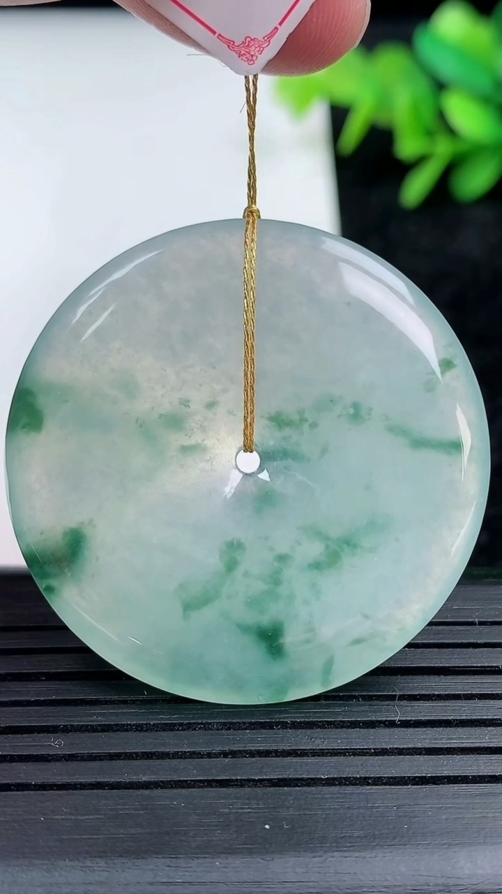 天然A货翡翠冰种飘花平安扣吊坠尺寸38.7-5.2重量:17.45g
3月15日