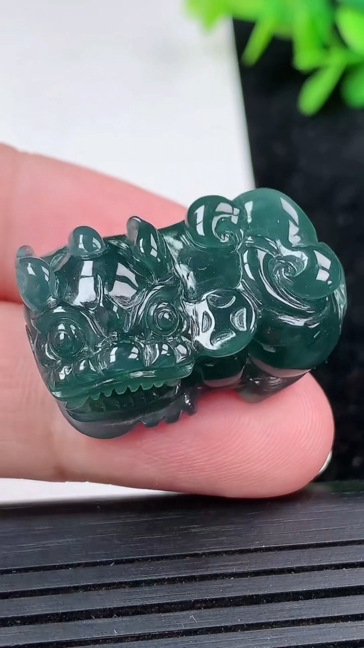 天然A货翡翠蓝水霸王貔貅吊坠尺寸30.2-17.3-13.6重量:16.54g
3月15日