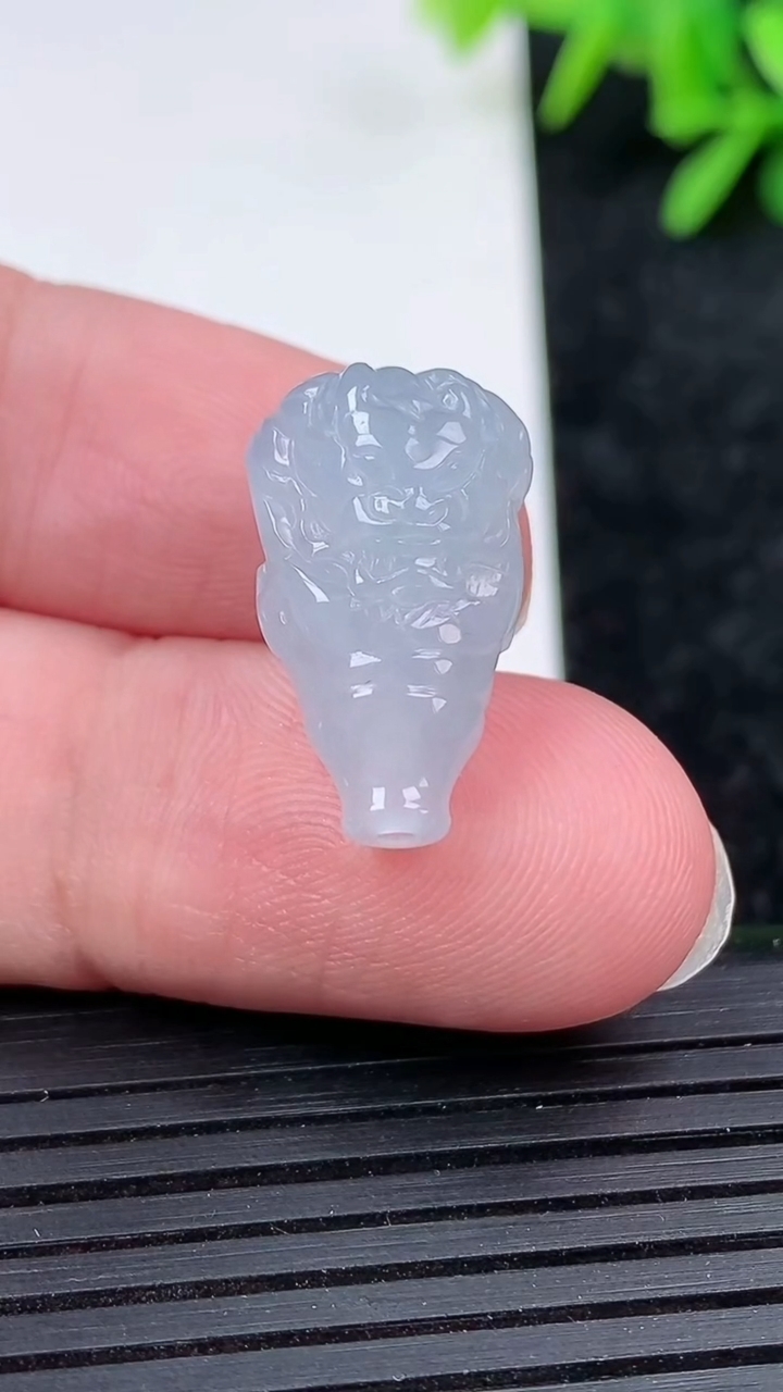 天然A货翡翠紫罗兰龙柱吊坠尺寸15.9-12.1-11.7重量:4.06g
3月15日