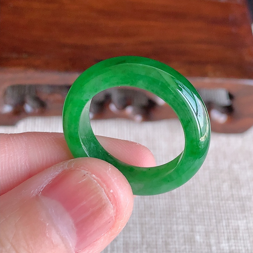 天然A货翡翠满绿素面戒指 
尺寸18.2-5.7-3.6mm 重量4.12g 0314