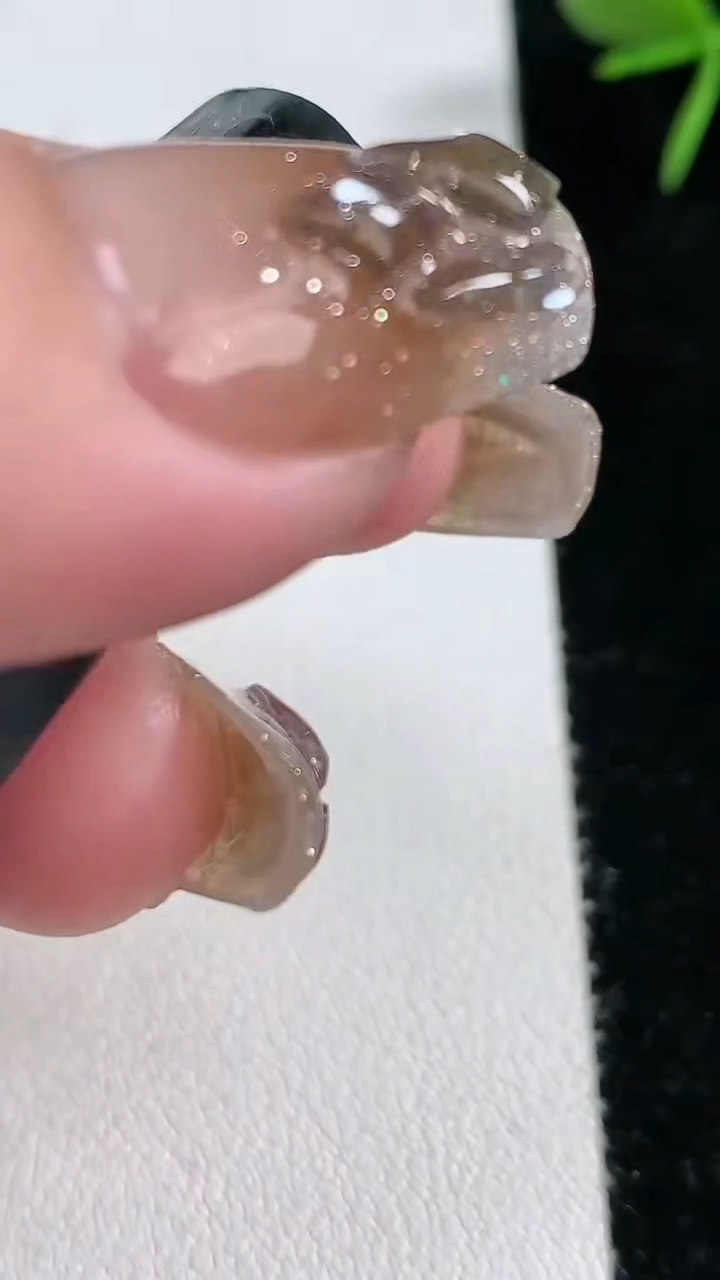 天然A货翡翠冰种乌鸡种仿古龙牌吊坠，尺寸41.5-28.5-5.8，重量:16.15g
3月15日