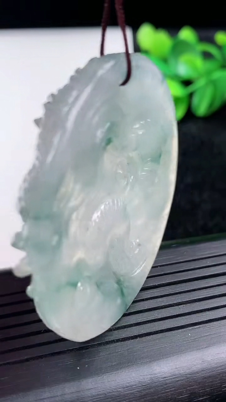 天然A货翡翠飘花龙牌吊坠尺寸50.5-44.2-10.8重量:36.84g
3月15日