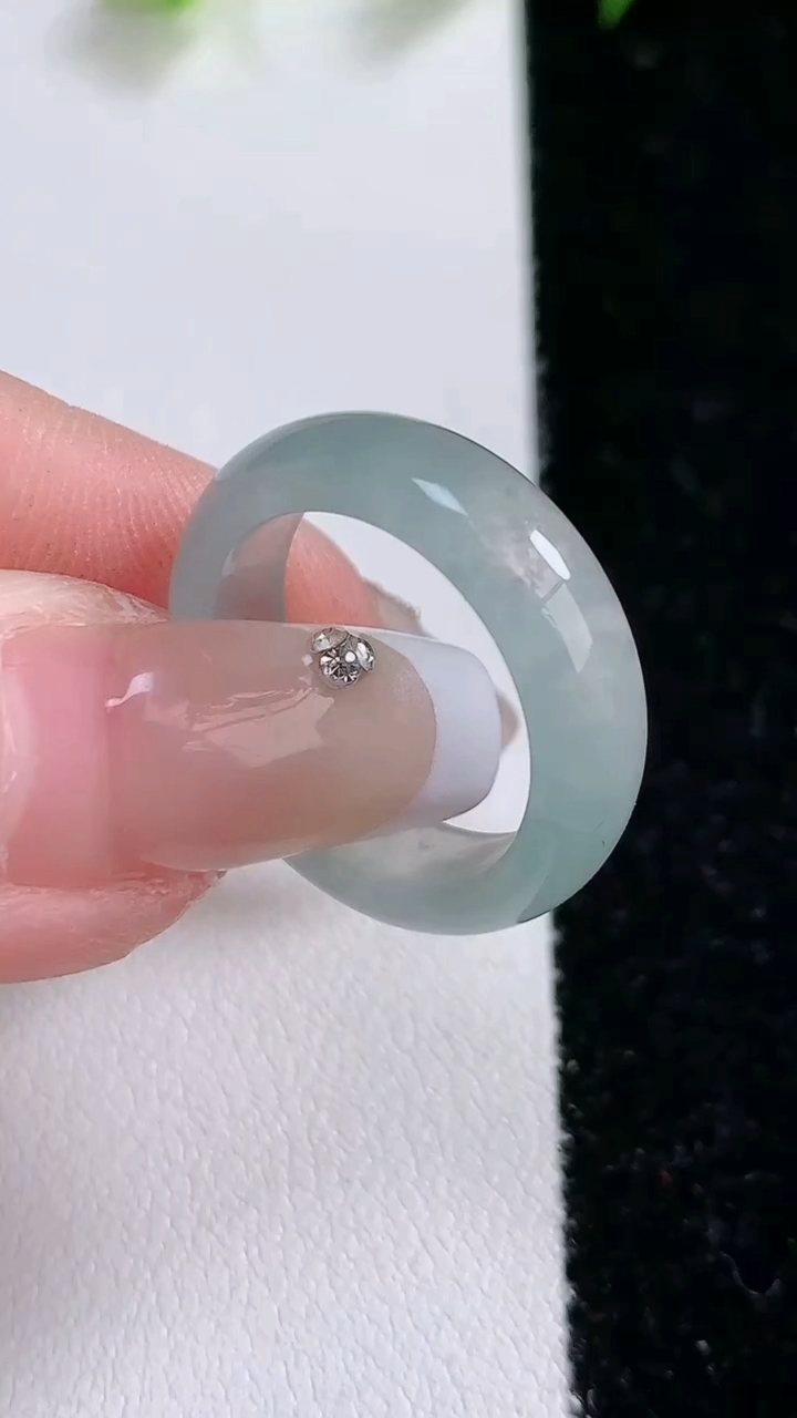 天然A货翡翠指环戒指，尺寸17.2-6.3-5.5，重:3.71g2026年3月15日
工厂直销收藏