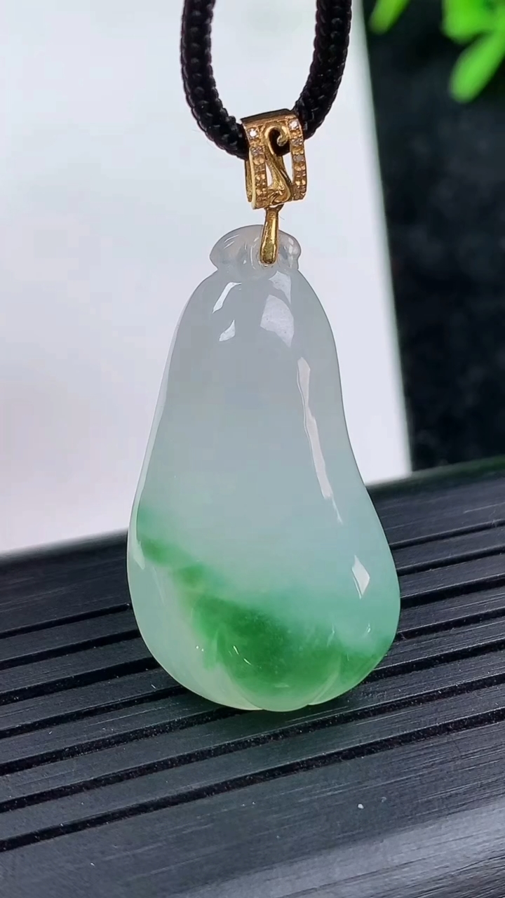 天然A货翡翠福瓜吊坠尺寸30.1-16.7-5.9重量:6.01g
3月15日