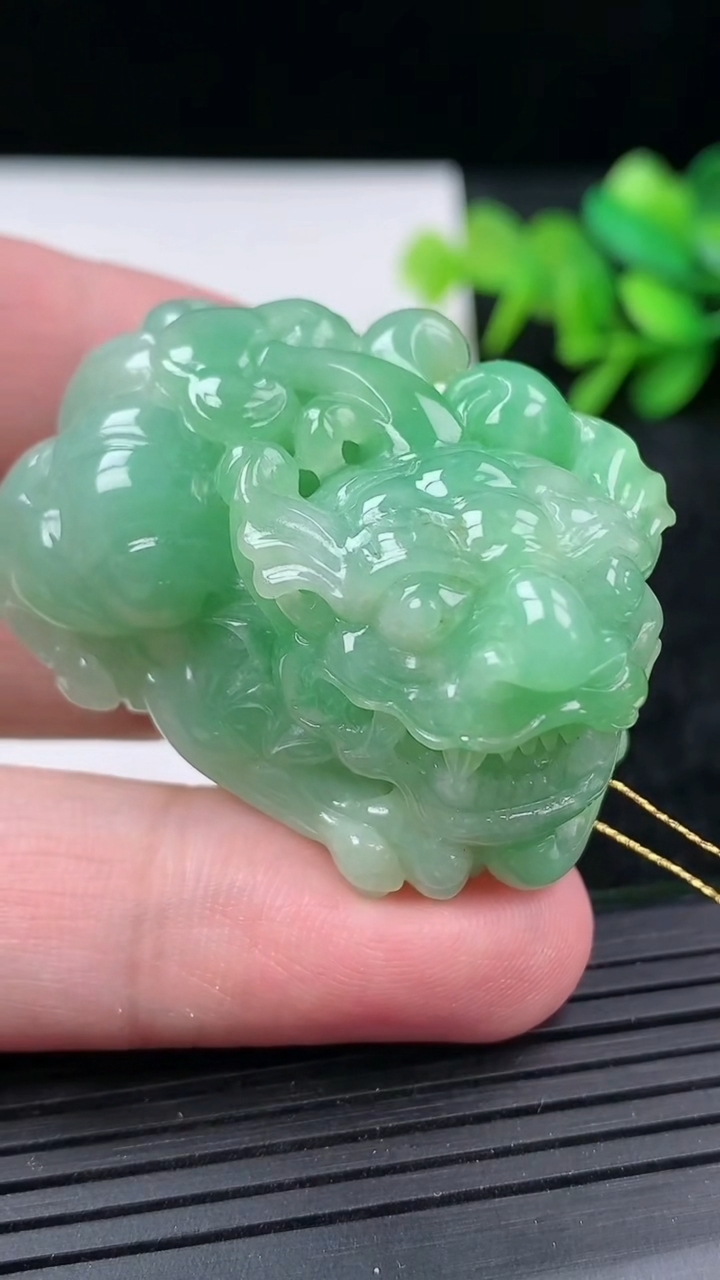 天然A货翡翠貔貅吊坠尺寸42.5-27-22.1重量:50.26g
3月15日