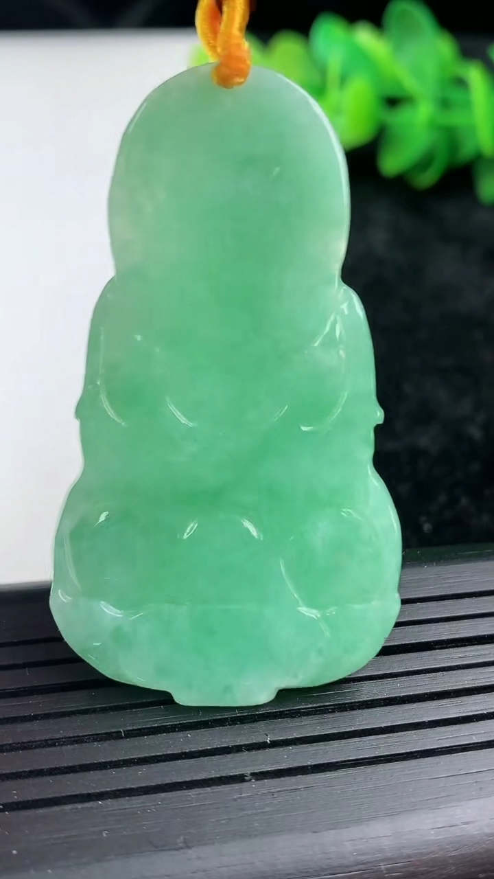 天然A货翡翠观音菩萨吊坠尺寸55.5-30.5-5.7重量:19.87g
3月15日