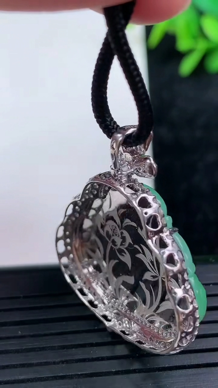 天然A货翡翠佛公吊坠尺寸33.6-31-9裸石21-27.6重量:7.87g
3月15日