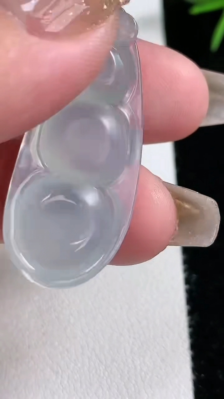 天然A货翡翠种白冰福豆吊坠，尺寸35-16-5.8，重量:6.60g
3月15日