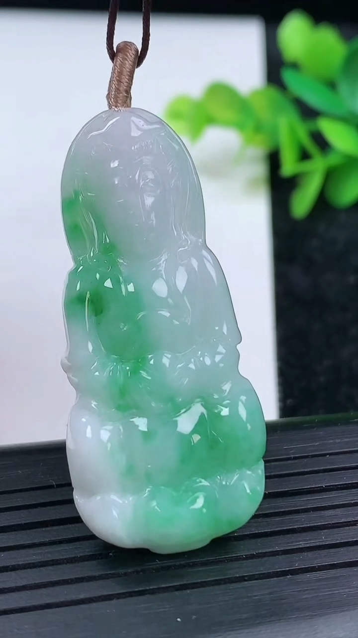 天然A货翡翠观音菩萨吊坠尺寸46.7-20.7-6重量:11.70g
3月15日