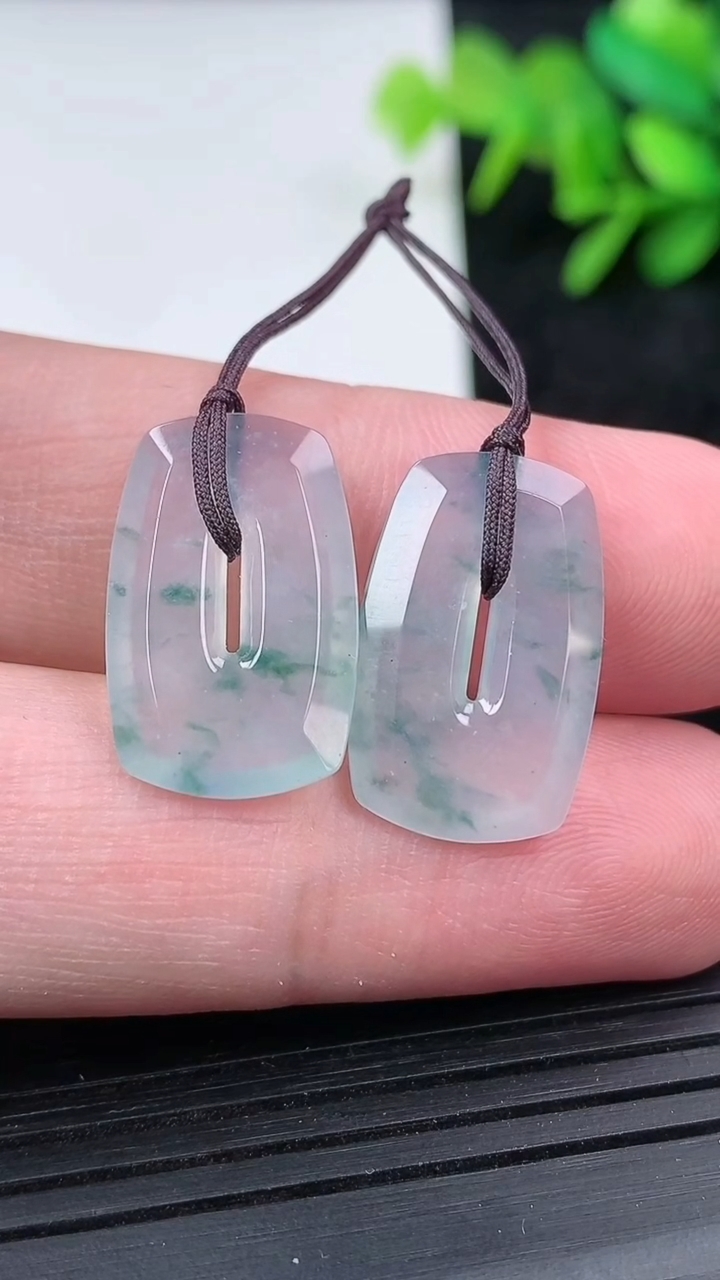 天然A货翡翠冰种飘花福贝吊坠一对尺寸19.5-12.3-2.5重量:3.33g
3月15日