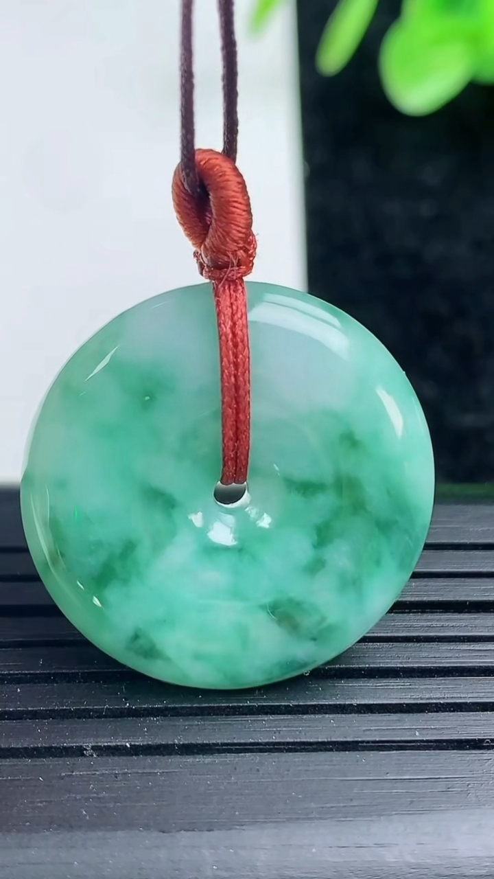 天然A货翡翠飘花平安扣吊坠尺寸25.1-5.4重量:8.05g
3月15日