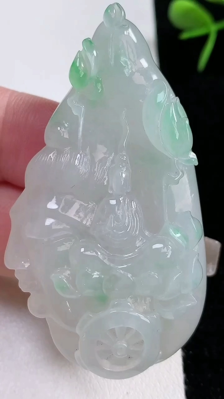 天然A货翡翠无相观音菩萨吊坠，尺寸59-32-11，重量:35.47g
3月15日