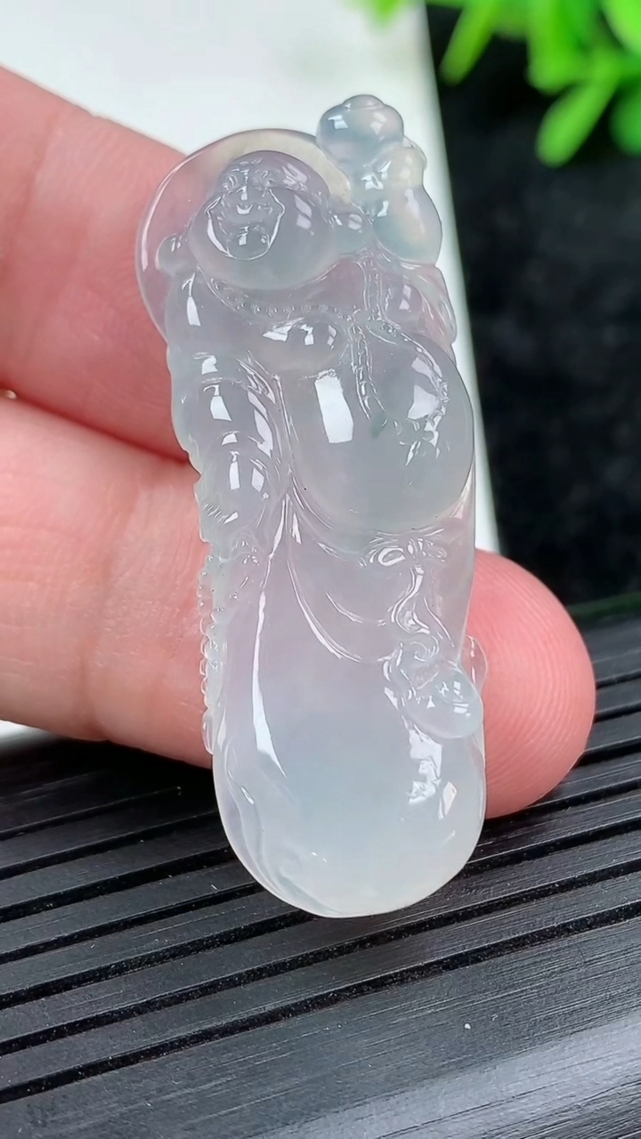 天然A货翡翠冰种飘花布袋佛吊坠尺寸42.3-15.4-6.2重量:8.86g
3月15日