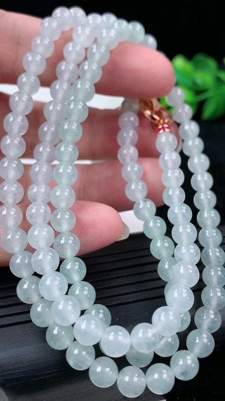 天然A货翡翠圆珠项链尺寸5.7-108颗重量:39.92g
3月15日