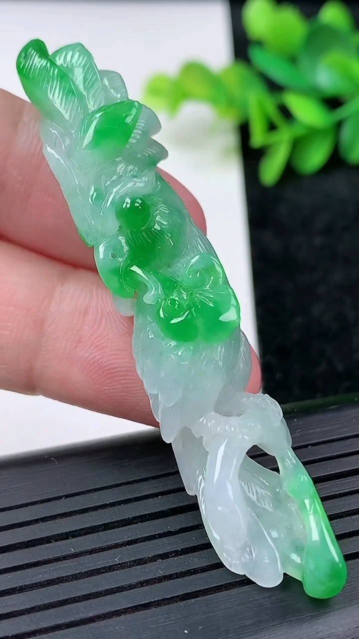 天然A货翡翠鹦鹉吊坠尺寸71-12.6-14.1重量:15.65g
3月15日