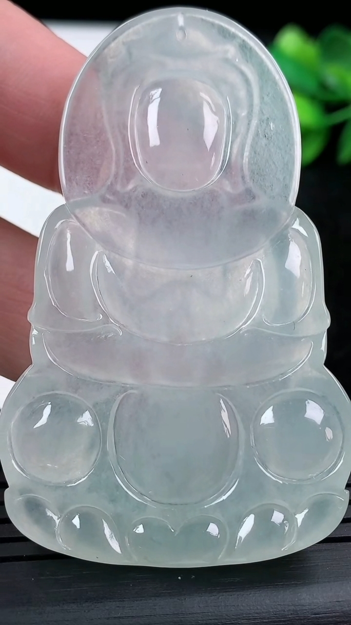 天然A货翡翠种白冰观音菩萨吊坠尺寸64.4-40.1-5.7重量:27.19g
3月15日