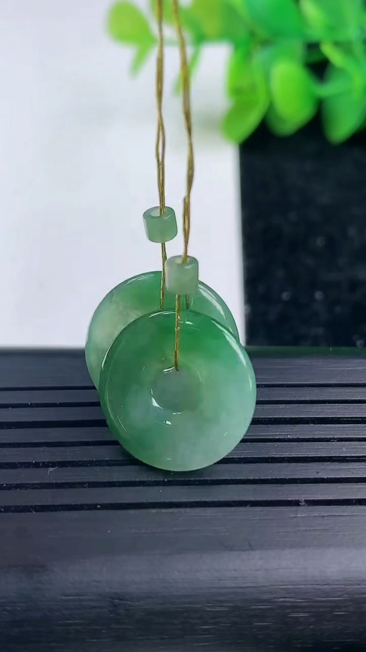 天然A货翡翠平安环吊坠一对尺寸16.3-2.4重量:3.85g
3月15日