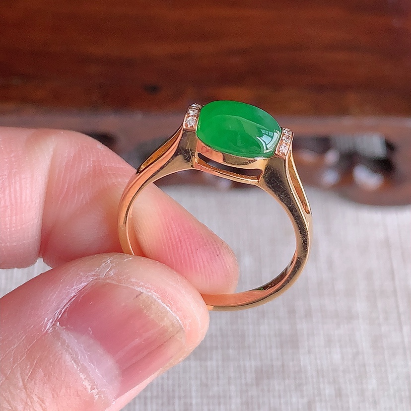 天然A货翡翠18K金伴钻镶嵌满绿蛋面吊坠 
尺寸32.6-19.5-10.7裸石20.4-16.4m