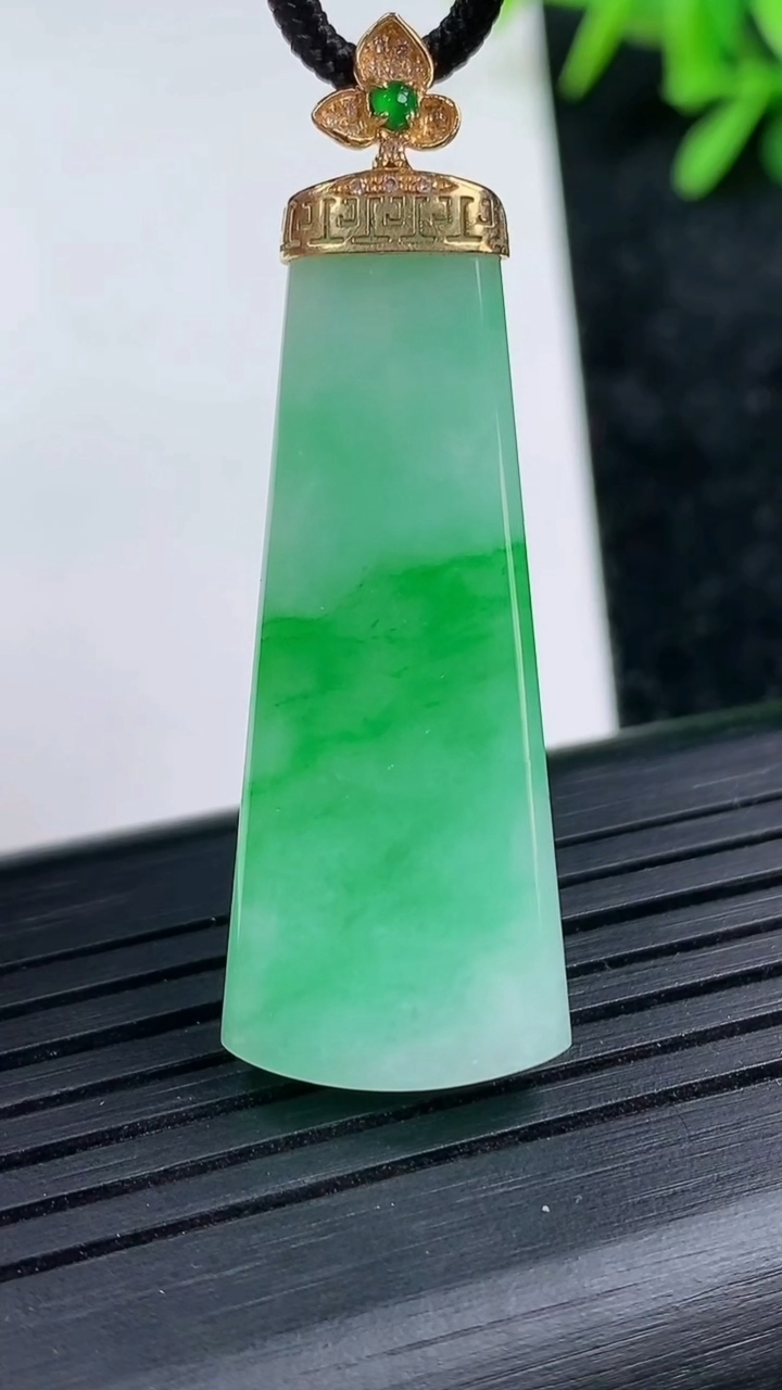 天然A货翡翠无事牌吊坠尺寸39.1-14.7-4.2重量:6.89g
3月15日