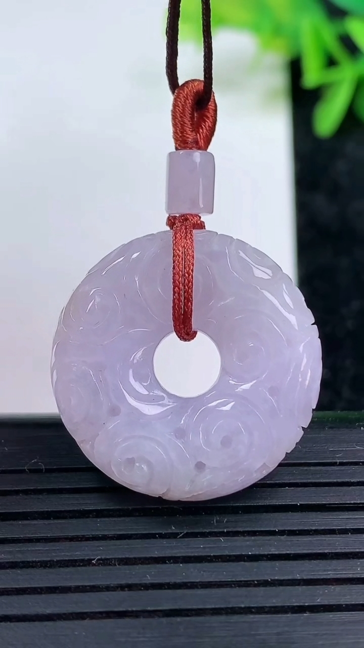 天然A货翡翠紫罗兰雕花平安扣吊坠尺寸24.6-6.2重量:7.97g
3月15日