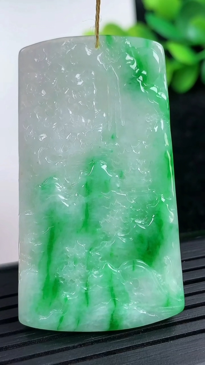 天然A货翡翠山水牌吊坠尺寸51.6-29.1-3.9重量:16.53g
3月15日