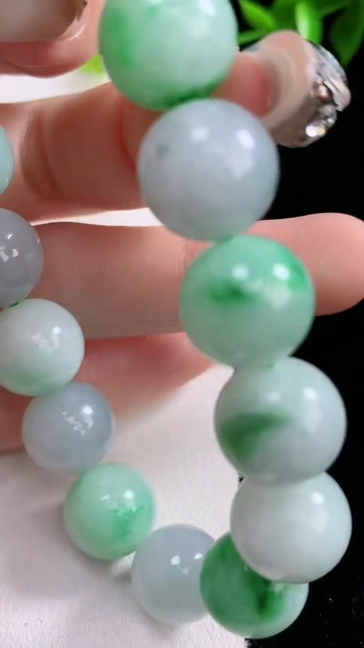 天然A货翡翠圆珠手串，尺寸12.2，重:52.40g3月15日
工厂直销收藏佳品,种好水足，色泽均匀，有种有色，上手高大气！