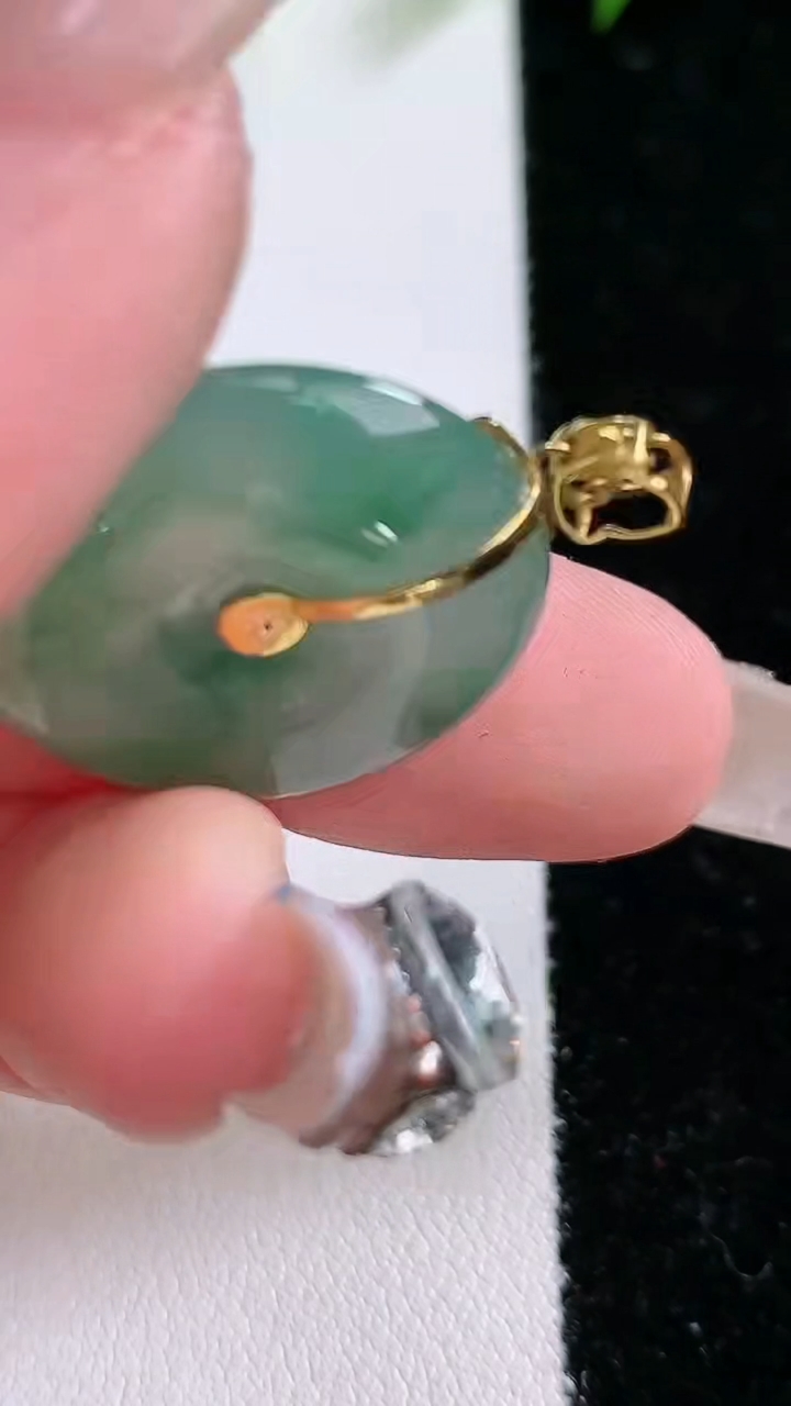 天然A货翡翠平安扣吊坠，尺寸23.3-5.3，重:5.45g
3月15日