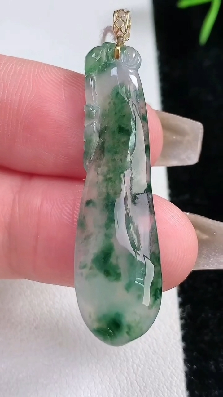 天然A货翡翠种飘花福瓜吊坠，尺寸40-12-3.6，重量:3.70g
3月15日