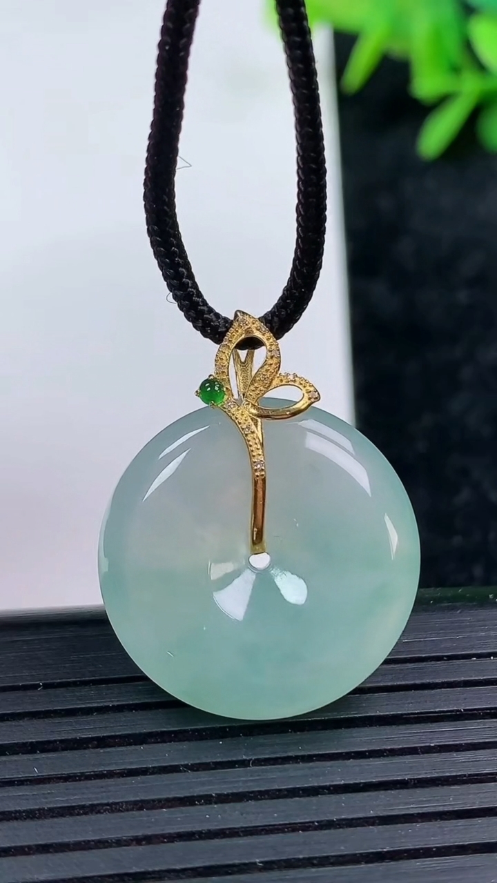 天然A货翡翠种飘花平安扣吊坠尺寸21.7-5.5重量:6.38g
3月15日