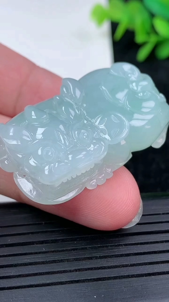 天然A货翡翠霸王貔貅吊坠尺寸41.9-23.5-12.2重量:27.21g
3月15日