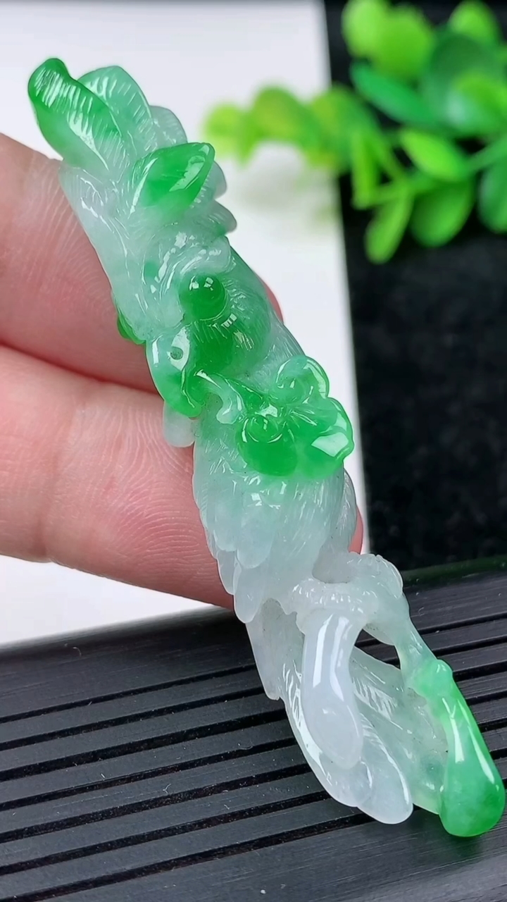 天然A货翡翠鹦鹉吊坠尺寸71-12.6-14.1重量:15.65g
3月15日