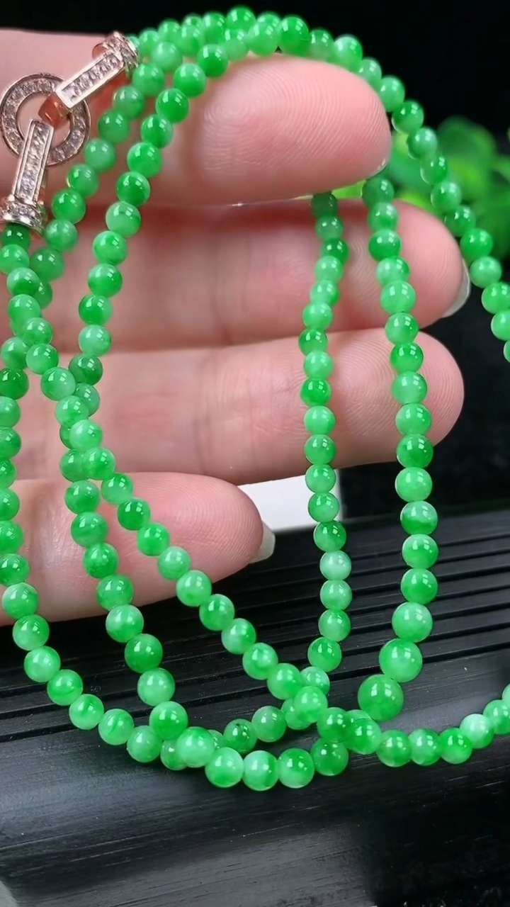 天然A货翡翠小米珠项链尺寸2.7-176颗重量:12.40g3月15日
工厂直销收藏佳品,种好水足，色泽均匀，有种有色，上手高大气！