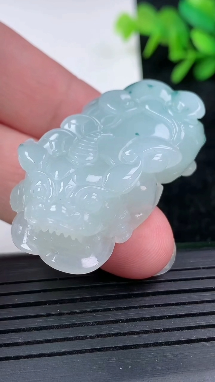 天然A货翡翠飘花貔貅吊坠尺寸46.2-24.5-12.4重量:33.61g
3月15日