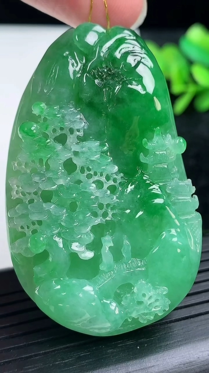 天然A货翡翠山水牌吊坠尺寸52.2-36.5-11.9重量:54.29g
3月15日