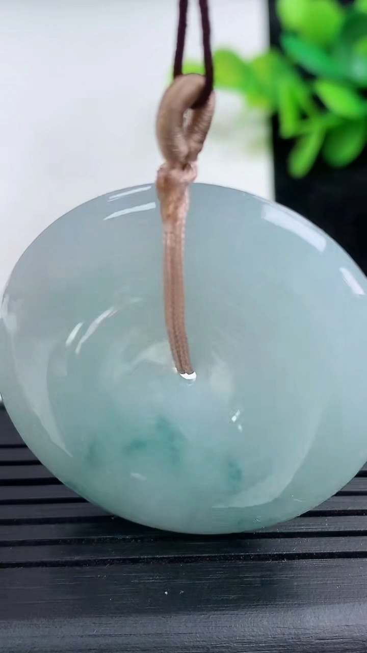 天然A货翡翠飘花平安扣吊坠尺寸38.3-6.2重量:20.07g
3月15日