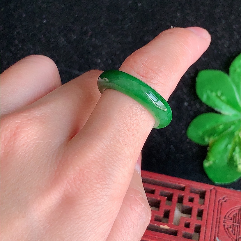 天然A货翡翠满绿素面戒指 
尺寸18.2-5.7-3.6mm 重量4.12g 0314