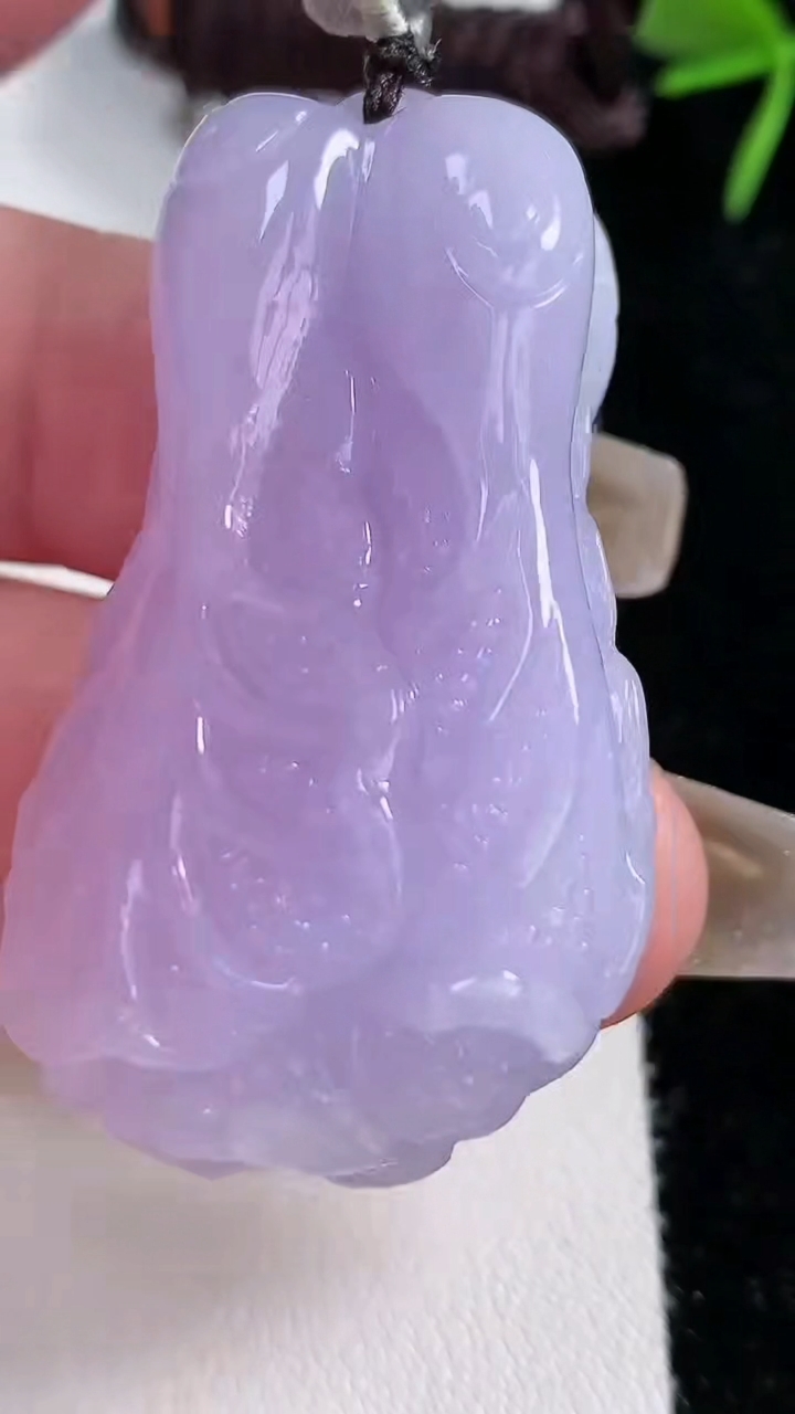 天然A货翡翠冰种紫罗兰白菜吊坠，尺寸47-27-13，重量:35.50g
3月15日