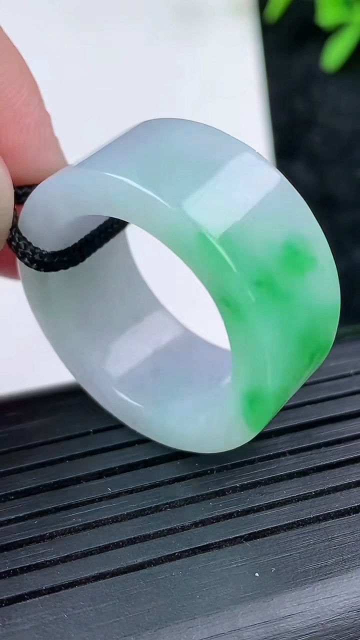 天然A货翡翠指环扳指尺寸20.5-11.8-4.1重量:13.49g2026年3月15日
工厂直销收藏佳品,种好水足，色泽均匀，有种有色，上手高大气！