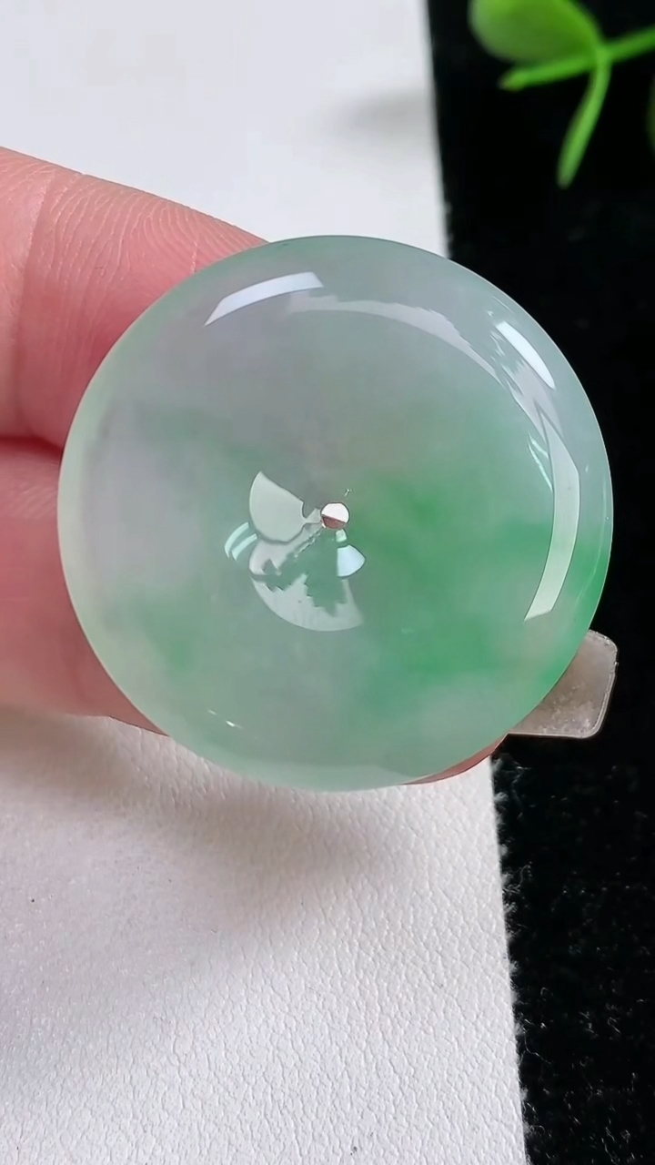 天然A货翡翠平安扣吊坠，尺寸32-5.5，重量:11.50g
3月15日