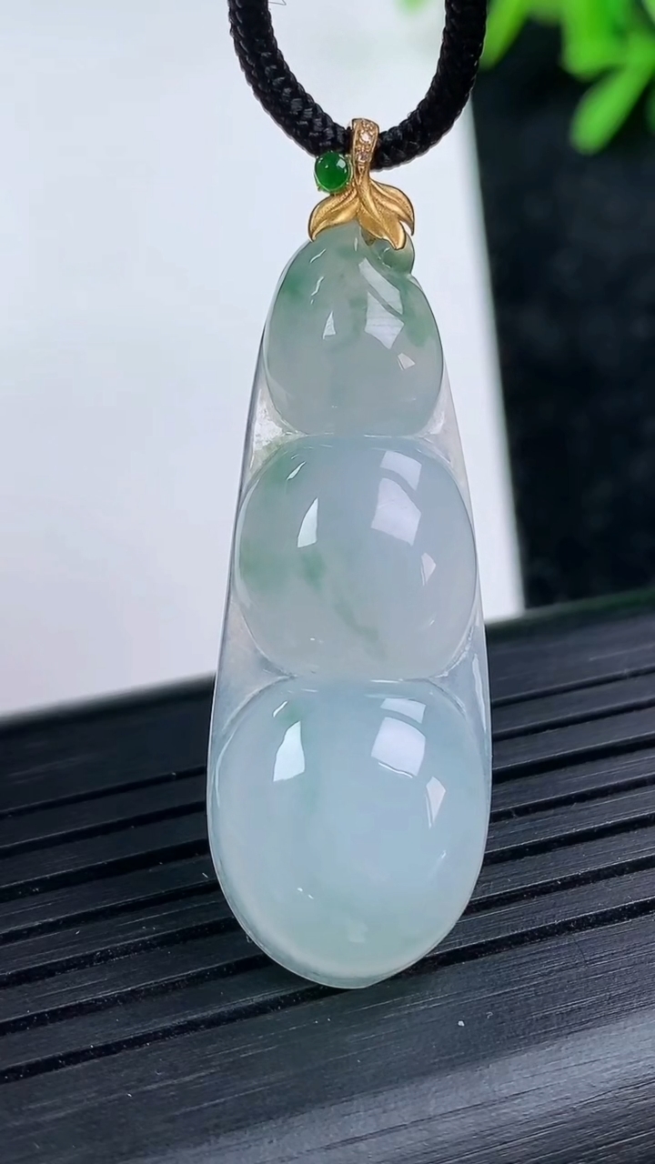 天然A货翡翠18K金飘花福豆吊坠尺寸38.8-13.9-5重量:5.22g
3月15日
​