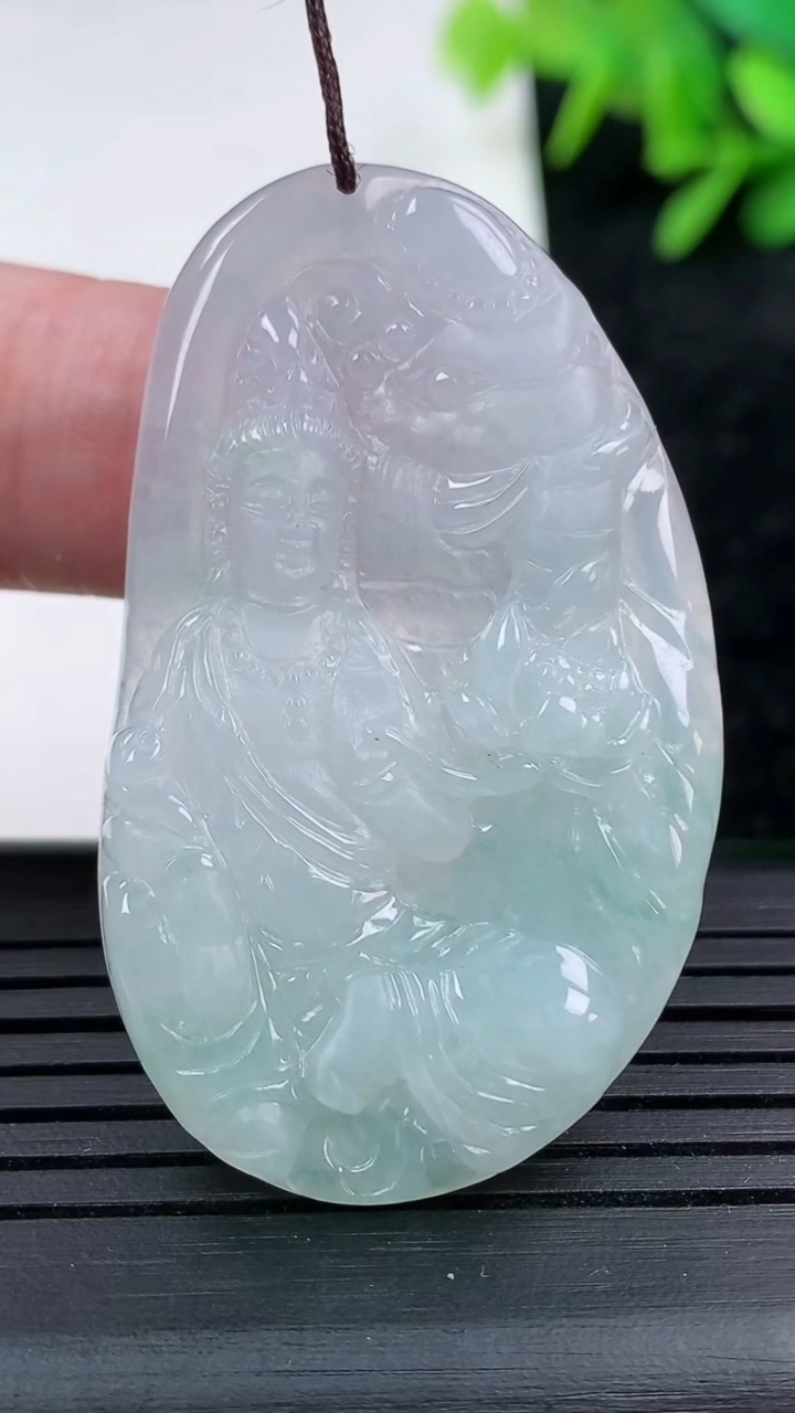 天然A货翡翠飘花普贤菩萨吊坠尺寸46.9-28-5重量:13.08g
3月15日
