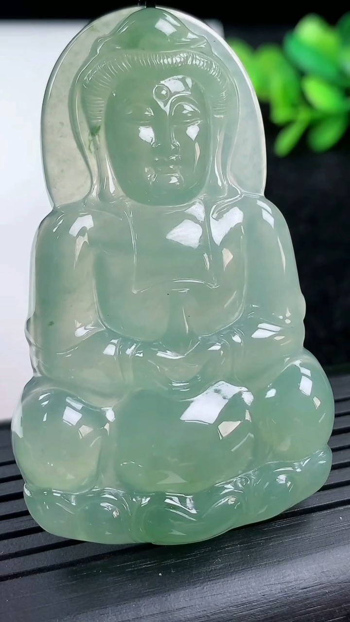天然A货翡翠观音菩萨吊坠尺寸58.8-36.4-5.2重量:20.70g
3月15日