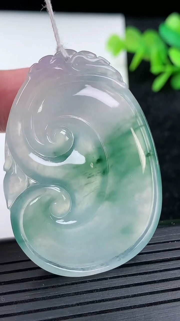 天然A货翡翠冰种飘花如意吊坠尺寸49-34.3-5.5重量:18.10g
3月15日