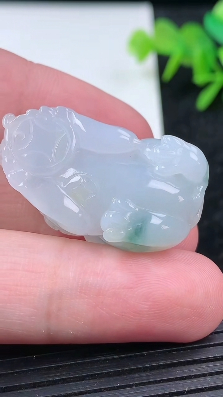 天然A货翡翠飘花貔貅吊坠尺寸33.9-19.7-12.7重量:16.69g
3月15日