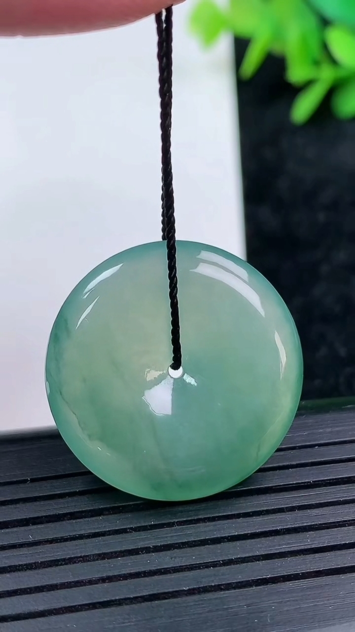 天然A货翡翠冰种飘花平安扣吊坠尺寸26.2-5.2重量:7.98g
3月15日