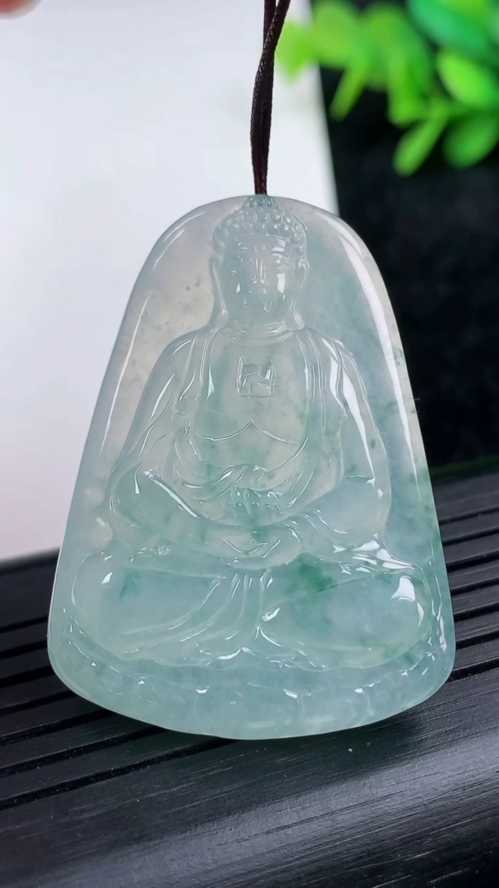 天然A货翡翠冰种飘花大日如来吊坠尺寸41.9-30.5-4.8重量:14.93g
3月15日