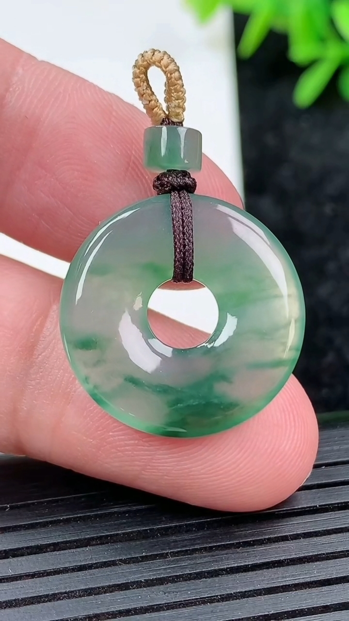 天然A货翡翠冰种飘花平安环吊坠尺寸21.3-3.2重量:3.58g
3月15日