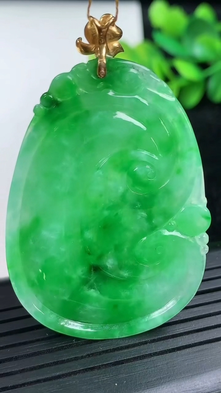天然A货翡翠如意吊坠尺寸48.7-33.9-4.8重量:16.95g
3月15日
